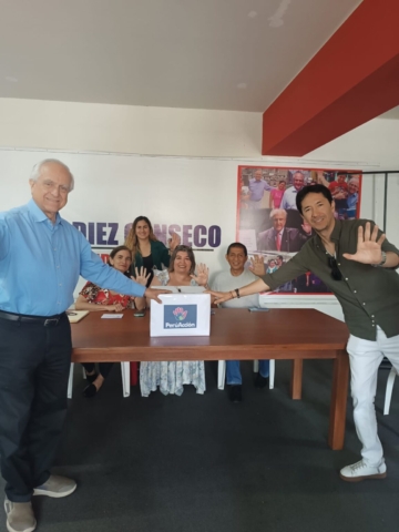 Aperturando la mesa de votación en Lima Metropolitana.